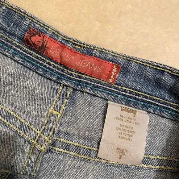 COPY - Levi’s denim shorts light wash size 3🔥 - Picture 3 of 4